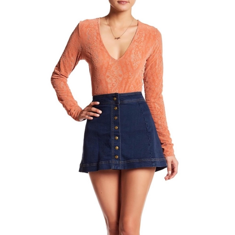 Free People Denim Snap front skirt size 4
NWOT excellent condition no flaws